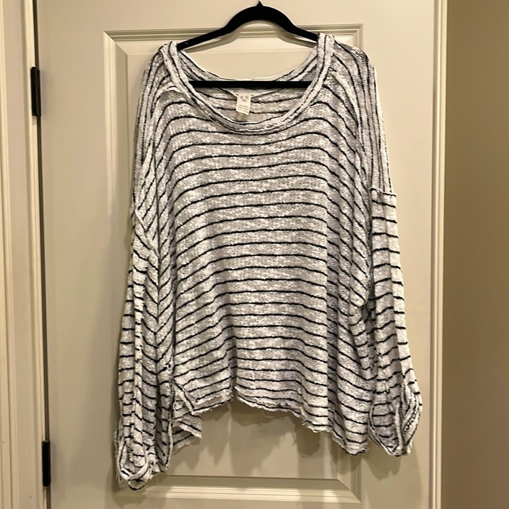 We The People pullover - Size Large